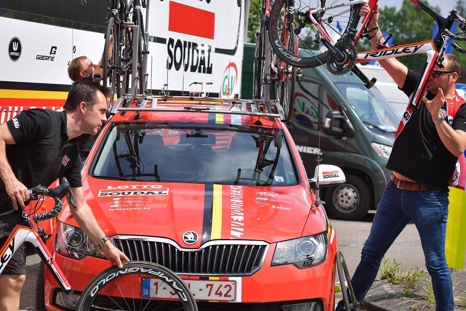 Lotto-Soudal-Betreuer schnallen nach der abgebrochenen Etappe die Räder auf das Begleitauto.