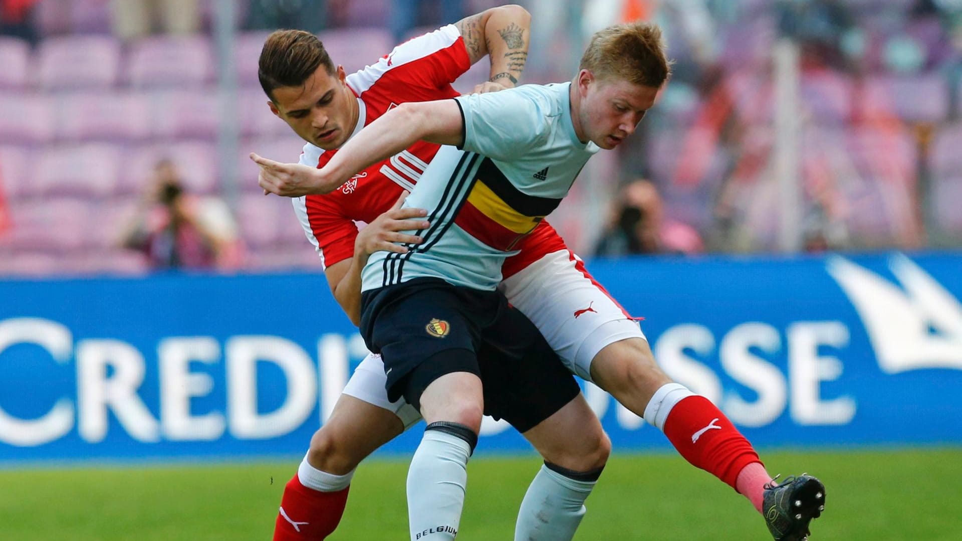 Der Schweizer Granit Xhaka (li.) kann Belgiens Kevin De Bruyne nicht aufhalten.