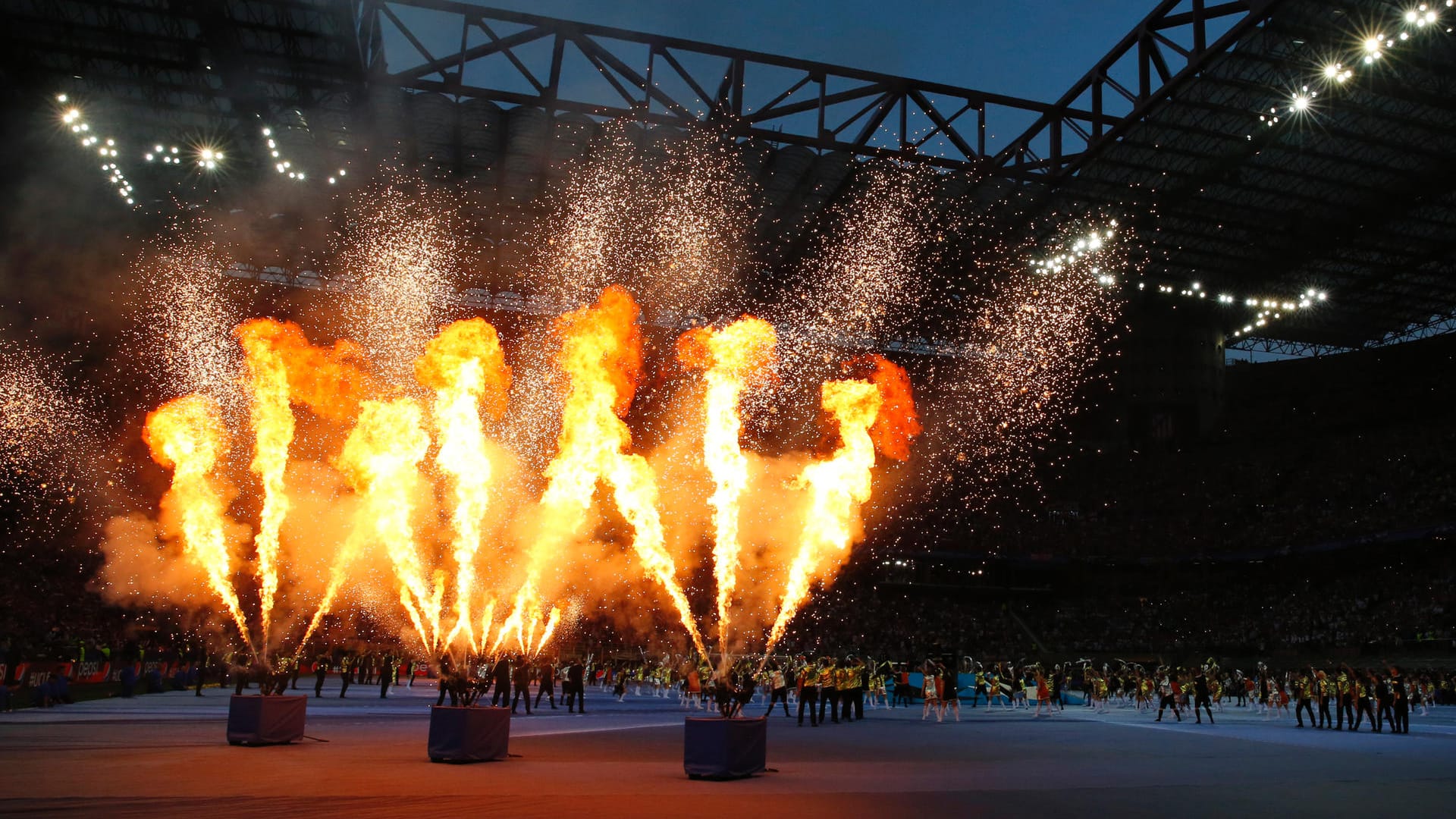 Feurige Stimmung im Mailänder San Siro Stadium: Im Champions-League-Finale treffen die Madrider Erzrivalen Real und Atletico aufeinander. Die UEFA gibt Gas, um schon im Vorprogramm einzuheizen.