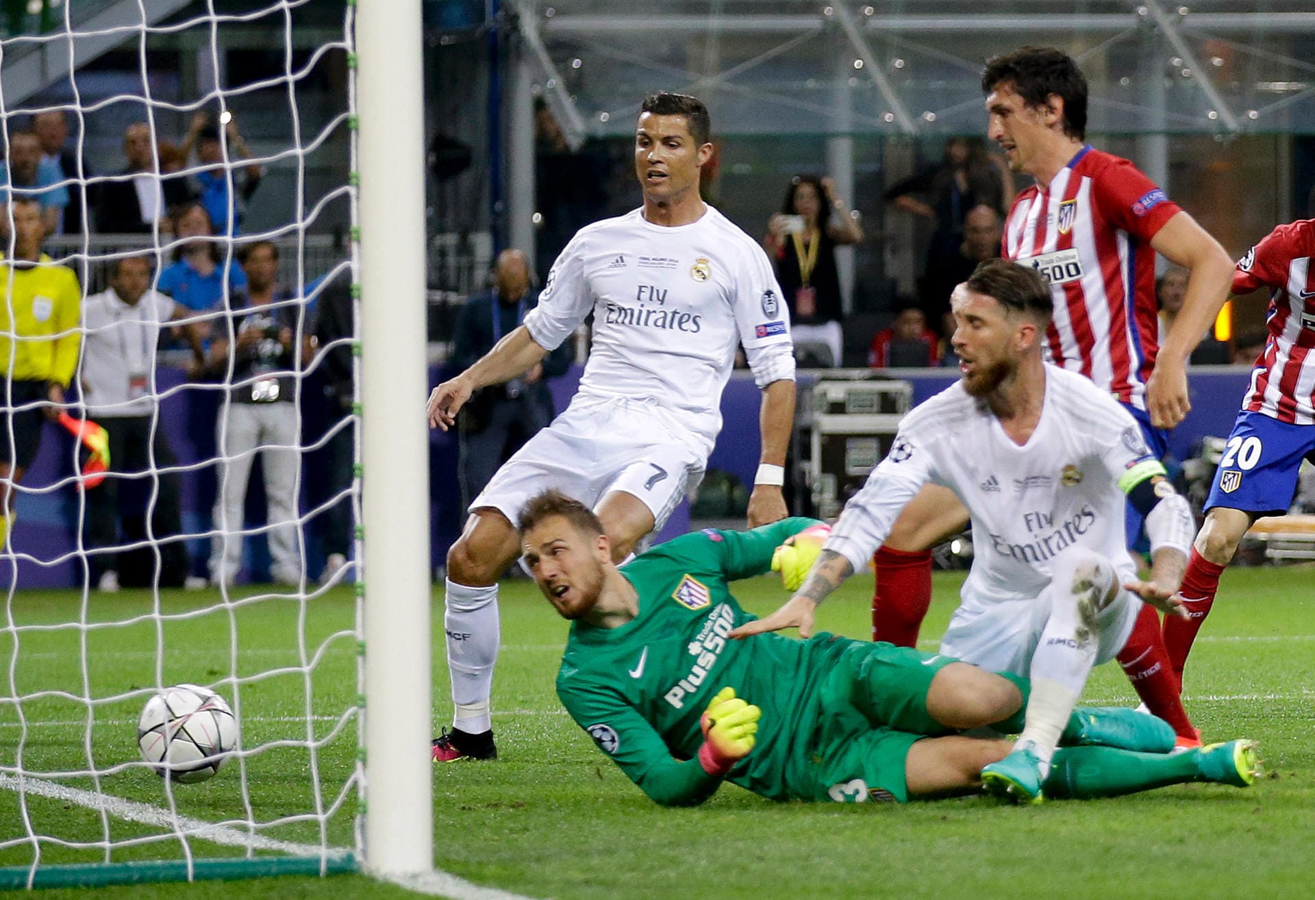 Ramos revanchiert sich. In der 15. Minute verlängert Gareth Bale einen Freistoß von Toni Kroos per Kopf zum knapp im Abseits stehenden Innenverteidiger - und der staubt zum 1:0 ab.