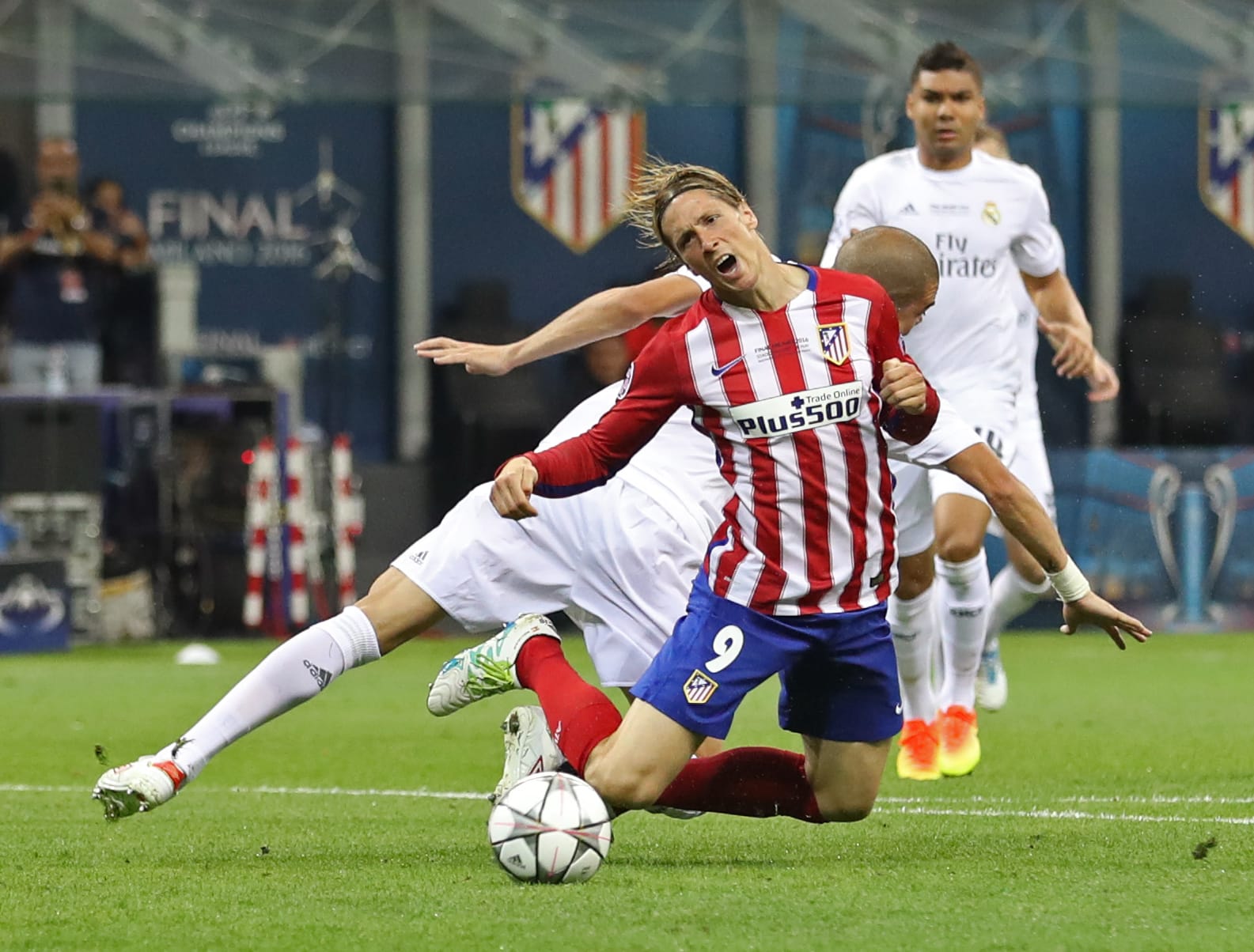 Paukenschlag nach dem Seitenwechsel: Pepe räumt recht ungezwungen Fernando Torres im Strafraum um - Strafstoß für Atletico!