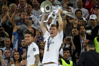 So sehen Sieger aus: Toni Kroos stemmt den Champions-League-Pokal in die Luft.