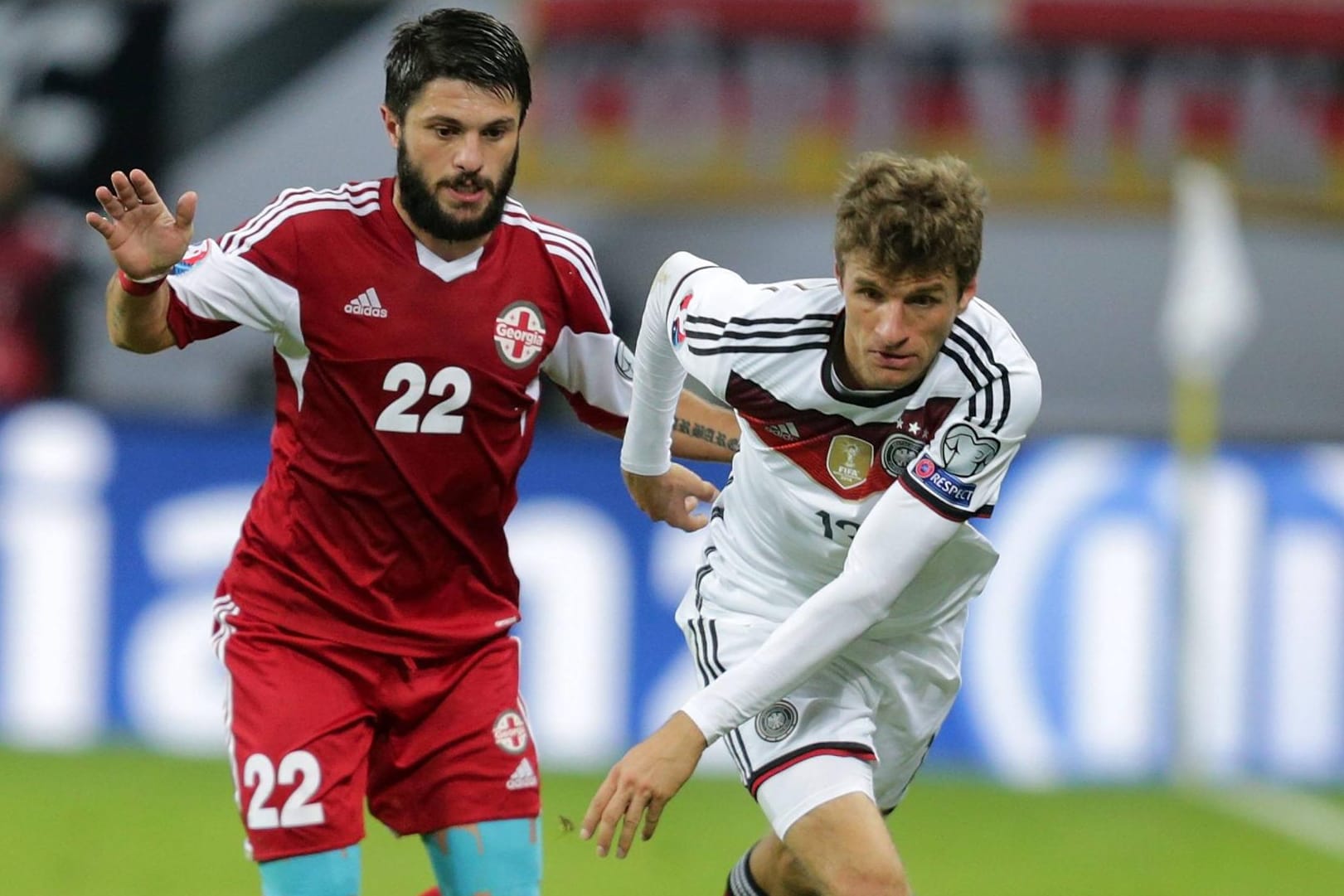 Die Qualifikationspartien der DFB-Elf (hier Thomas Müller, re., gegen Georgien) laufen auch in Zukunft bei RTL.