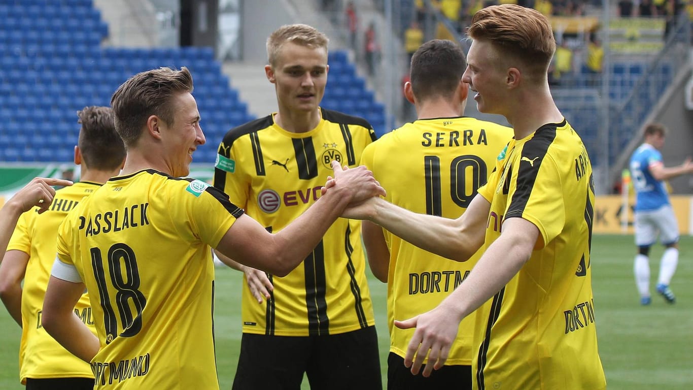 Die U19-Junioren von Borussia Dortmund feiern den deutschen Meistertitel.