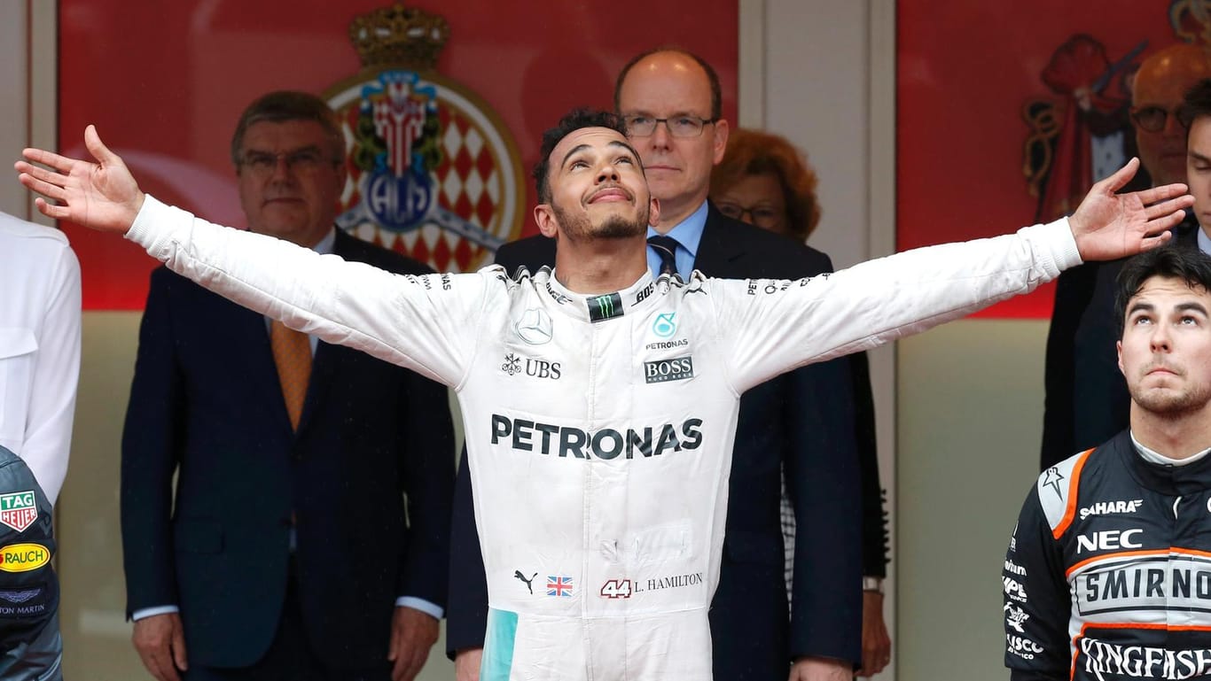 Lewis Hamilton genießt die Siegerehrung des Großen Preises von Monaco in vollen Zügen.
