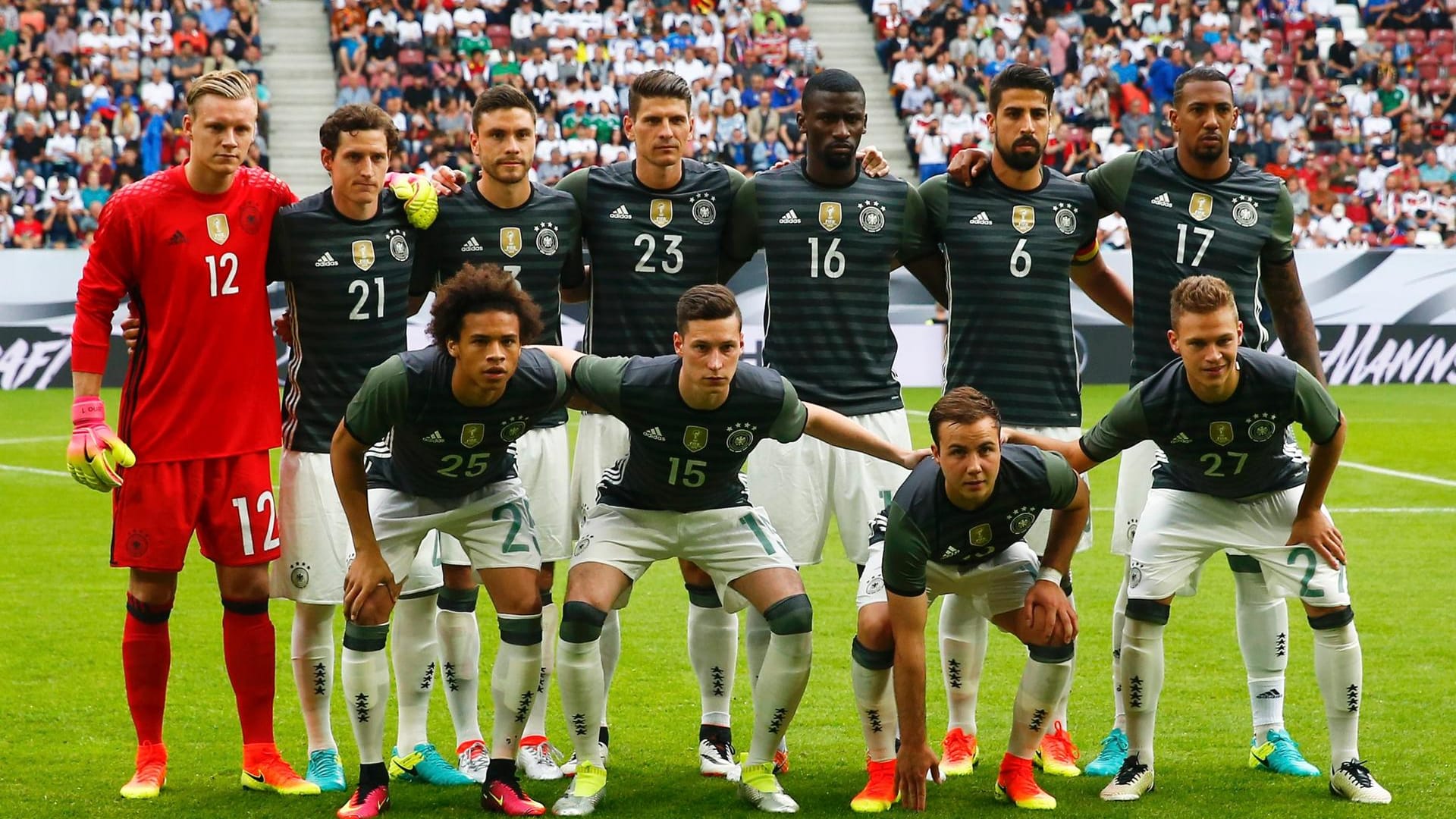 Bundestrainer Joachim Löw schickt mit Keeper Bernd Leno (o.li.) und Joshua Kimmich (u.re.) zwei Debütanten von Beginn an ins Spiel.