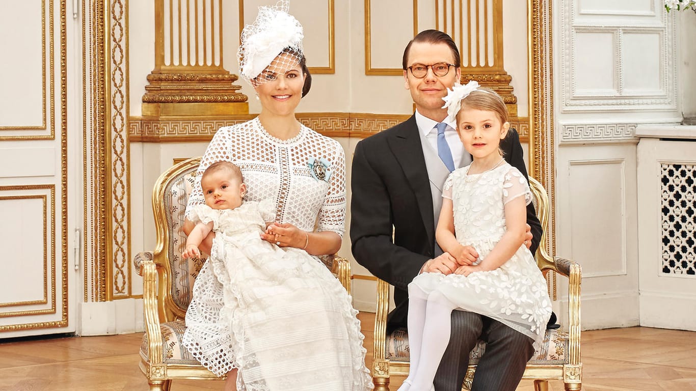Stolze und glückliche Familie: Kronprinzessin Victoria mit Prinz Oscar, Prinz Daniel mit Prinzessin Estelle.