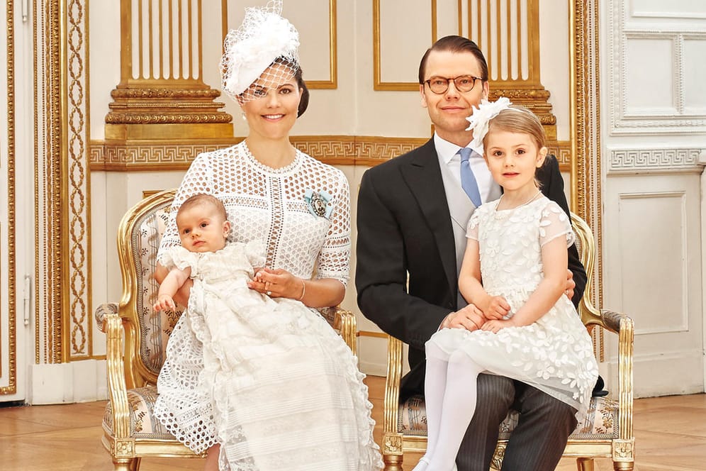 Stolze und glückliche Familie: Kronprinzessin Victoria mit Prinz Oscar, Prinz Daniel mit Prinzessin Estelle.