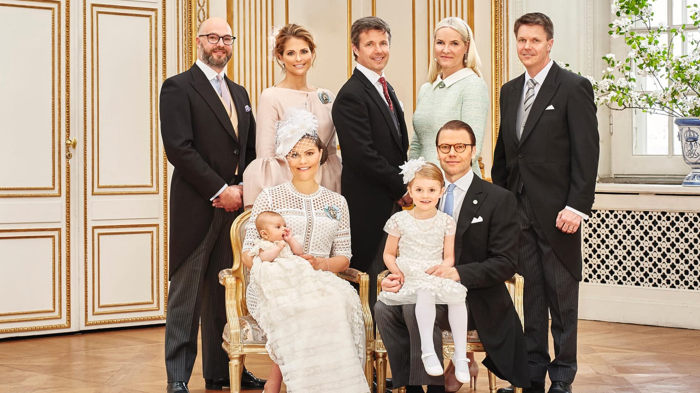 Hinter der Familie stehen die Taufpaten: Oscar Magnuson, Prinzessin Madeleine, Prinz Frederik von Dänemark, Prinzessin Mette-Marit aus Norwegen und Hans Åström.