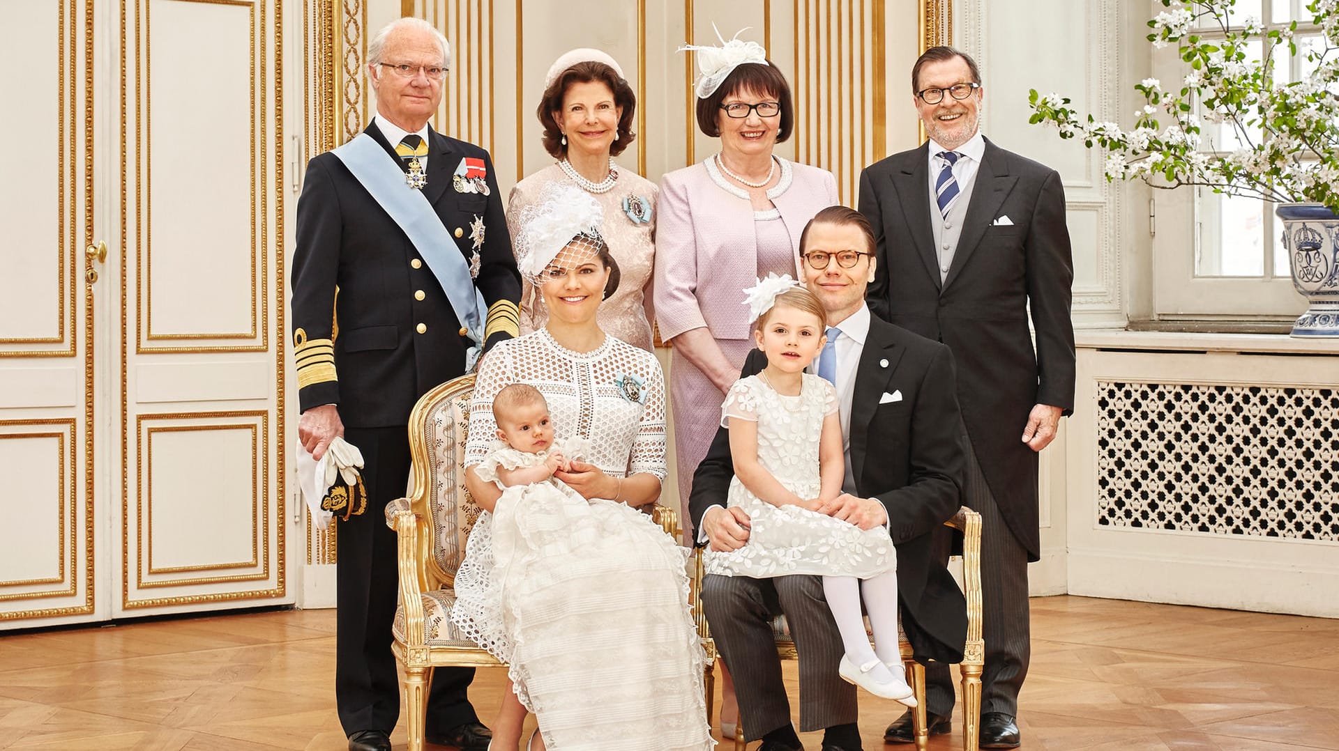 Auf diesem Bild sind die Großeltern des kleinen Prinzen zu sehen. Links Victorias Eltern, rechts Daniels.