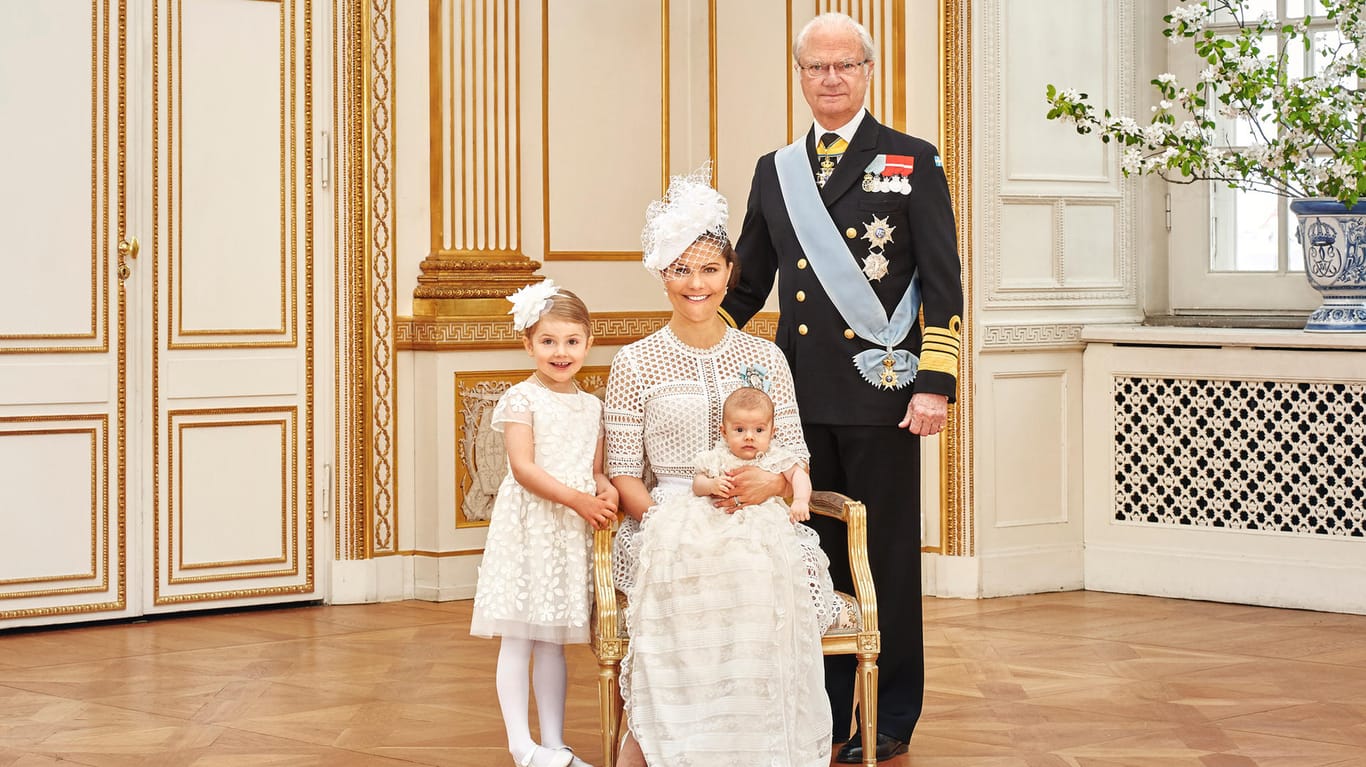 Der amtierende König und seine Nachfolger. Victoria steht als Kronprinzessin auf Rang eins der Thronfolge, dann kommt ihre Tochter Estelle. Prinz Oscar nimmt Platz drei ein.