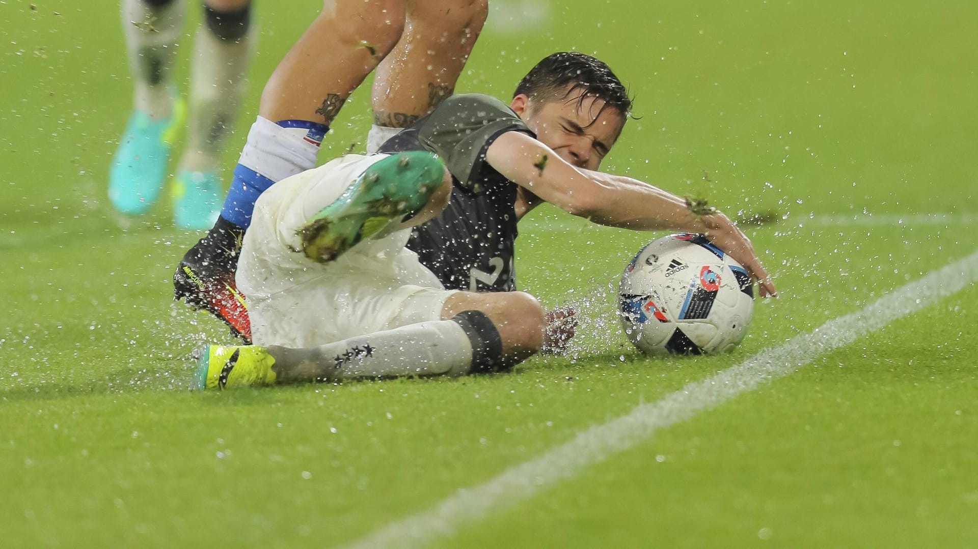 Auf dem Boden der Tatsachen: Julian Weigl hatte sich sein Debüt in der Nationalmannschaft anders vorgestellt.