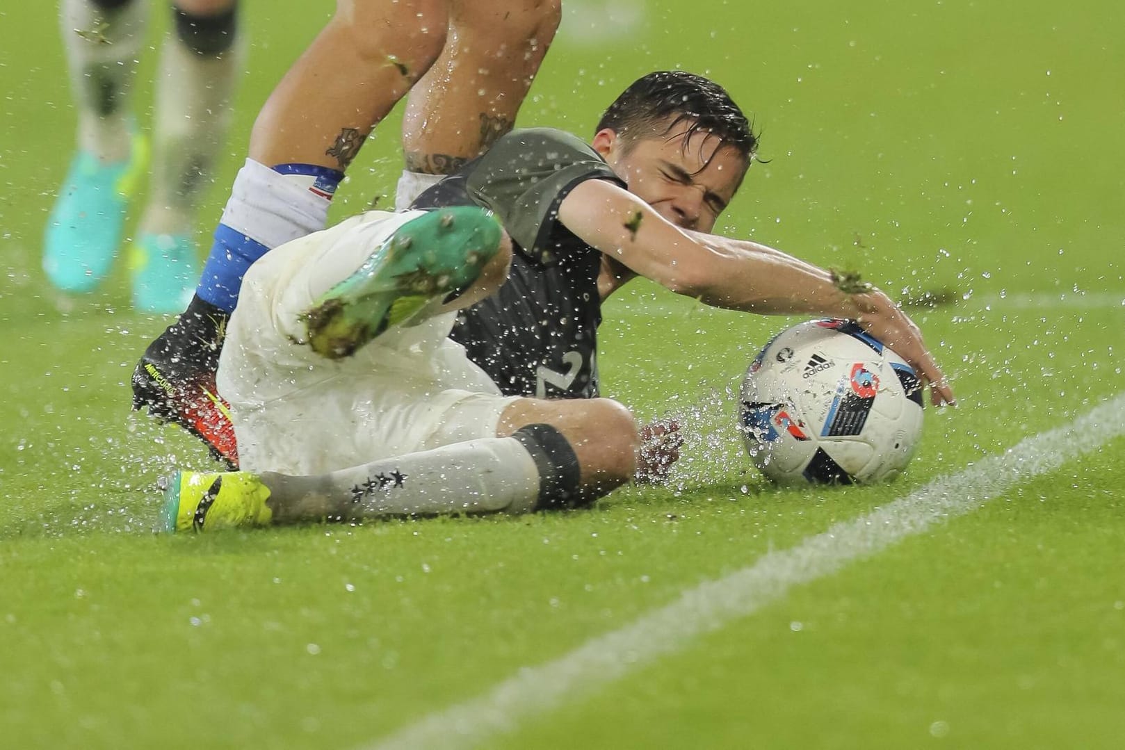 Auf dem Boden der Tatsachen: Julian Weigl hatte sich sein Debüt in der Nationalmannschaft anders vorgestellt.