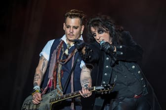 Gemeinsam mit Alice Cooper rockte Johnny Depp am Sonntag die Hessentags-Arena.