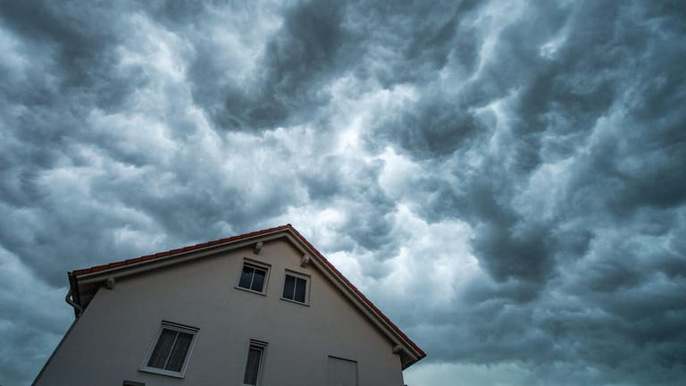 Gewitterwolken über einem Haus