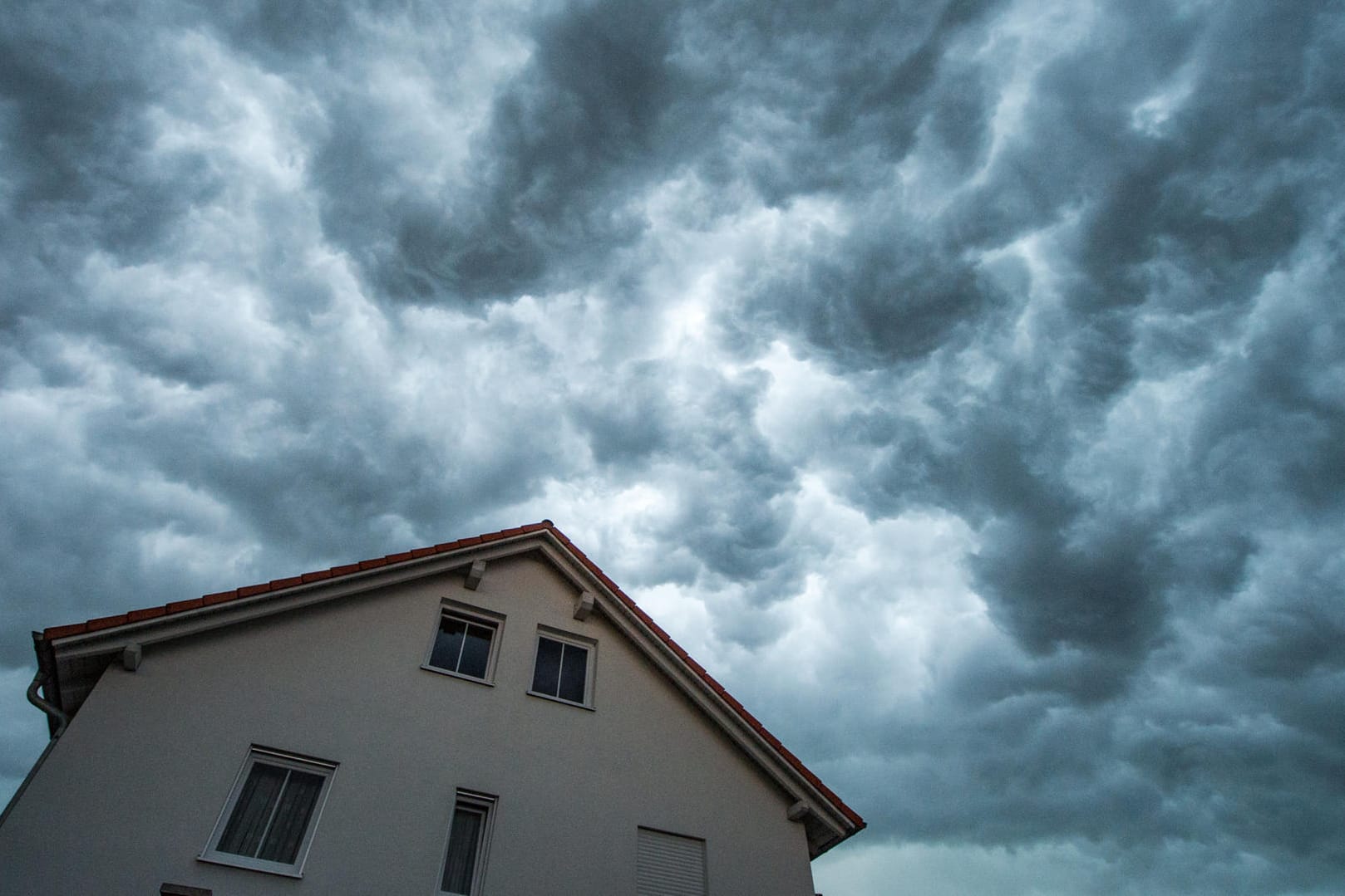 Gewitterwolken über einem Haus