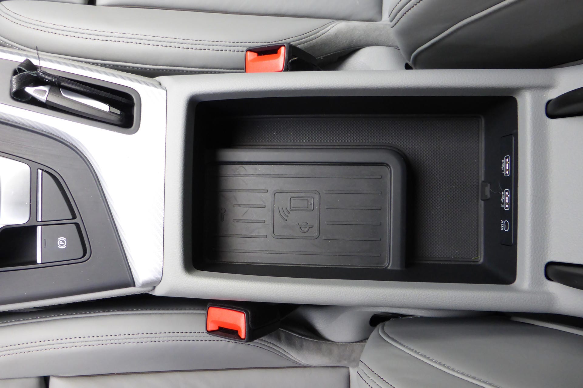 Audi phone box: Hier lässt sich ein Smartphone kabellos laden; die Akkus älterer Geräte können über den USB-Anschluss aufgefrischt werden.