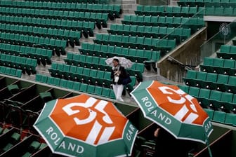 Vereinzelt tröpfelten die Fans auf die Tribünen, ansonsten blieben die Courts verwaist.