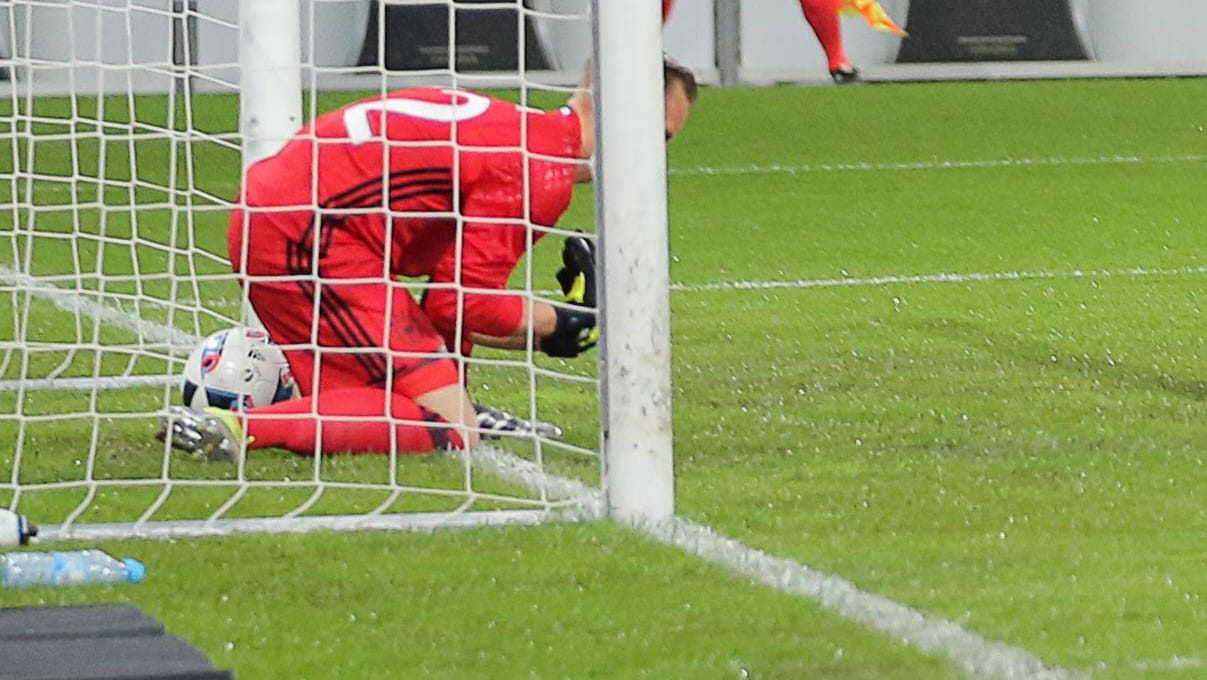 Drin ist er: Marc-André ter Stegen rutschte der Ball durch die Beine.