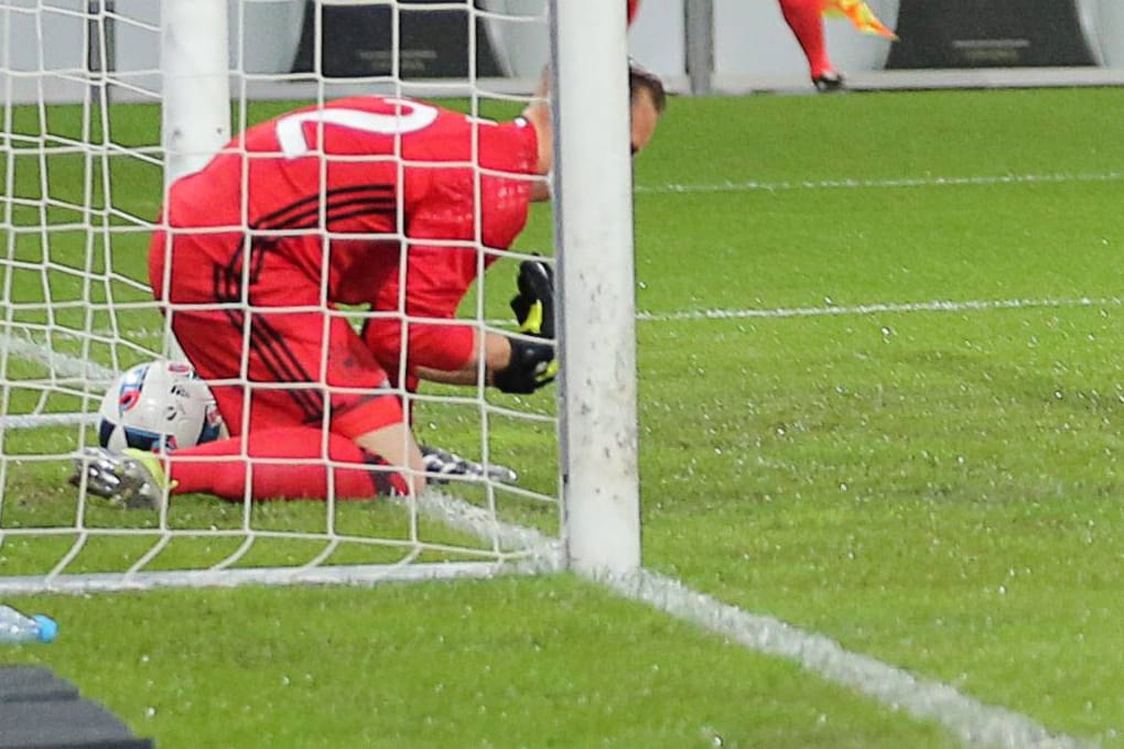 Drin ist er: Marc-André ter Stegen rutschte der Ball durch die Beine.