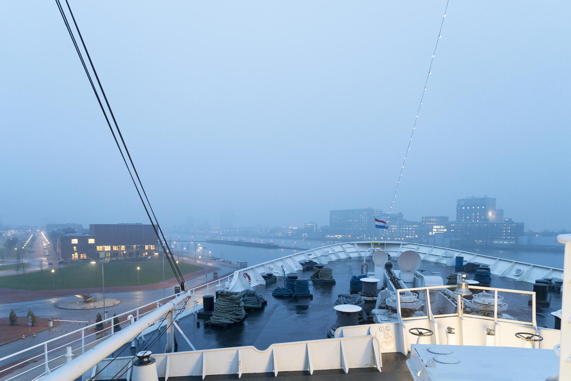 Die SS Rotterdam liegt heute als Museumsschiff an einem Kai im ehemaligen Maashaven.