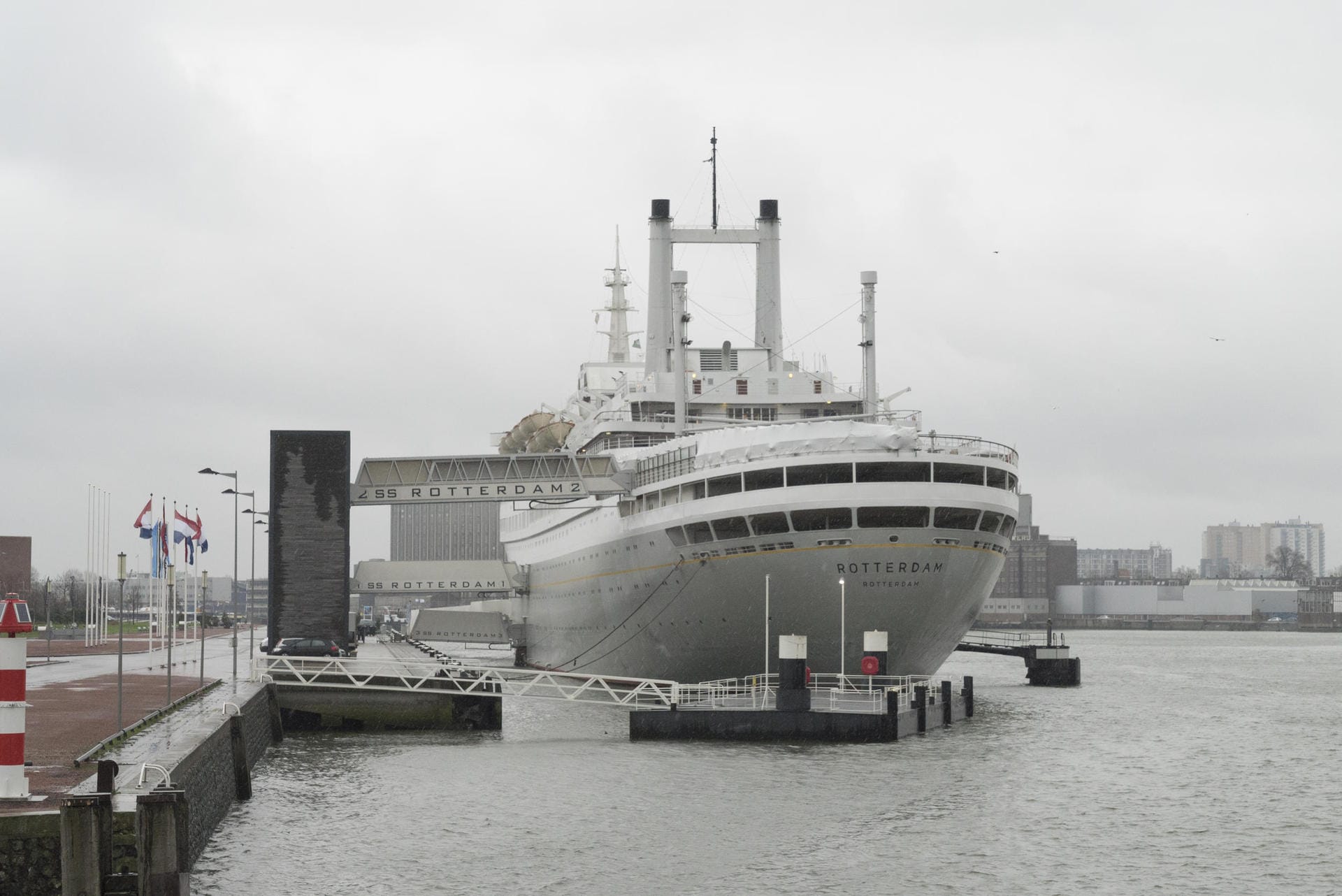 Dies ist das Museums- und Hotelschiff SS Rotterdam von 1959 in Rotterdam.