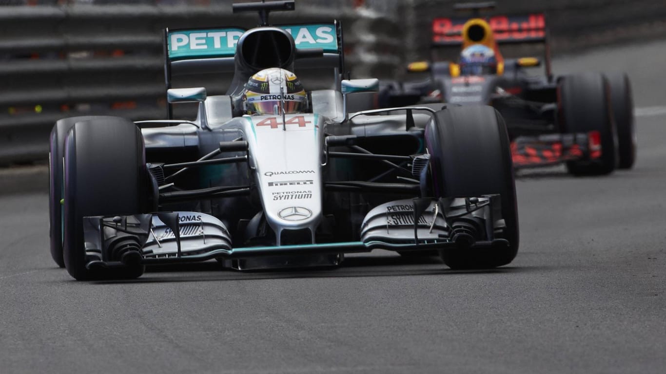 Szene aus dem Monaco-Rennen: Weltmeister Lewis Hamilton (links) und Daniel Ricciardo lieferten sich einen packenden Fight.