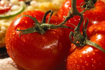 Viele Vitamine und der Pflanzenstoff Lykopin machen Tomaten zu einem wertvollen Lebensmittel.