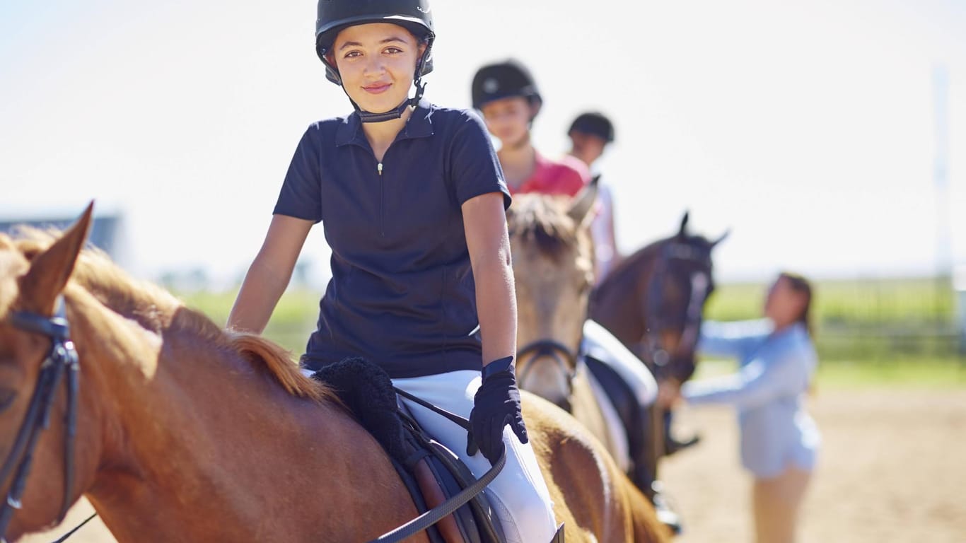 Viele Mädchen bauen zu Pferden eine besondere Beziehung auf.