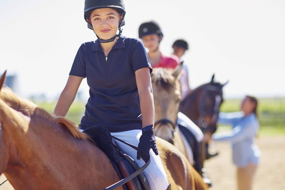 Viele Mädchen bauen zu Pferden eine besondere Beziehung auf.