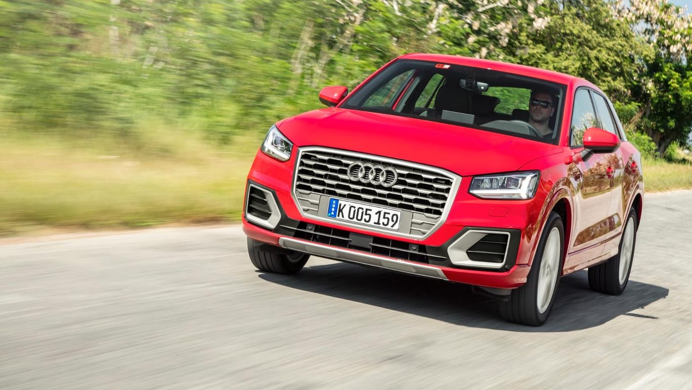 Ein Q2 bei voller Fahrt: Audi stieg 2016 mit dem Q2 ins Mini-SUV-Geschäft ein.