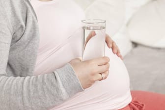 Kalziumreiches Mineralwasser ist besonders gut für Schwangere geeignet.