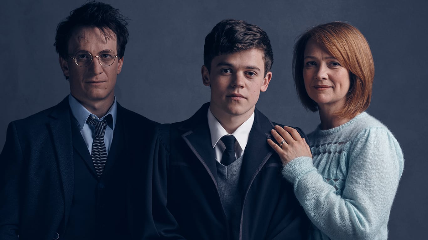 Jamie Parker (l.) spielt den erwachsen gewordenen Harry Potter, Sam Clemmett dessen jüngsten Sohn Albus Severus. Poppy Miller übernimmt die Rolle von Harrys Frau Ginny.