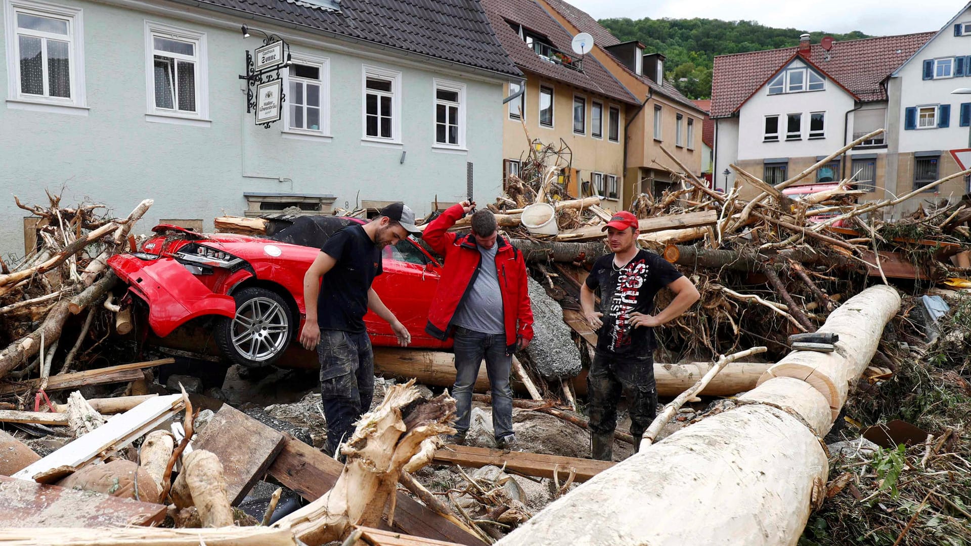 Drei eigentlich winzige Bäche waren infolge heftiger Regenfälle zu einem gewaltigen Strom angeschwollen.