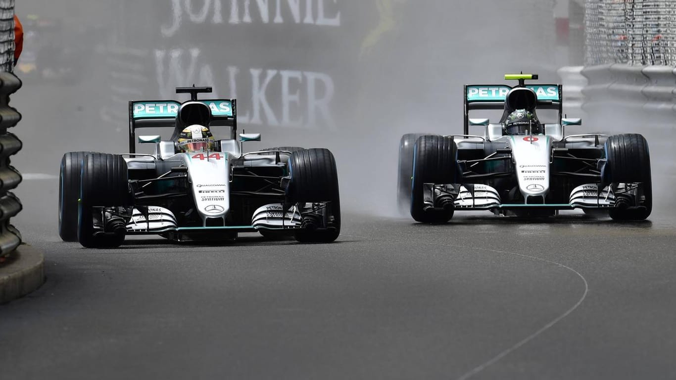 Ohne viel Gegenwehr überholt Lewis Hamilton (links) beim Monaco-Rennen Nico Rosberg.