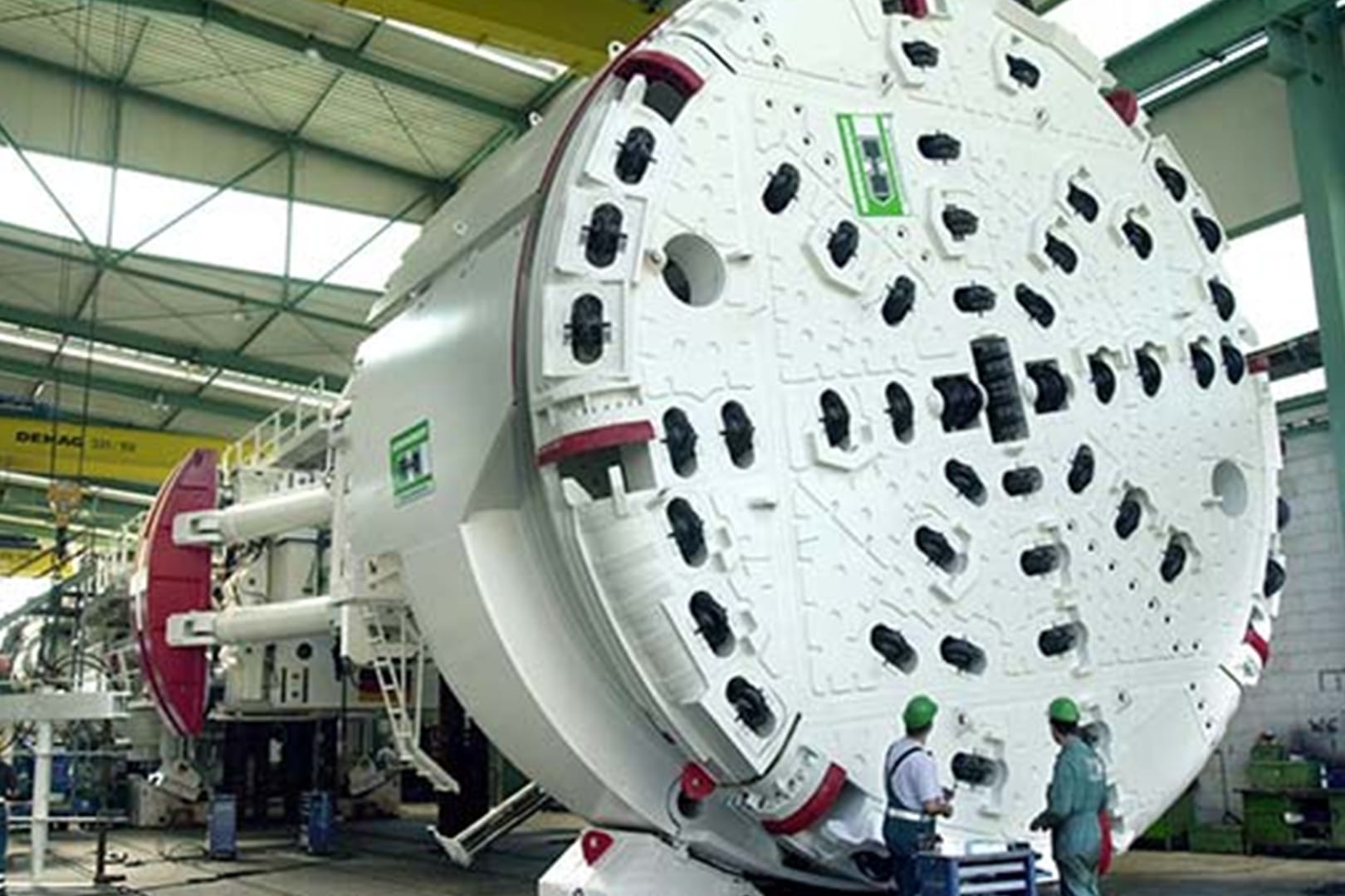 Vier dieser gigantischen Maschinen frästen sich gleichzeitig durch den Berg.