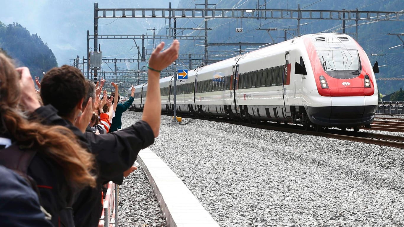 Der erste Zug hat den neuen Gotthard-Tunnel durchquert.