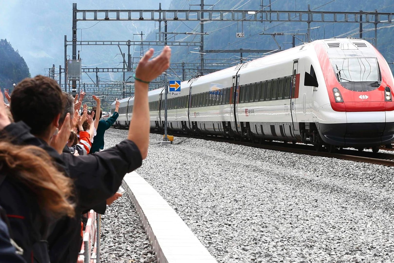 Der erste Zug hat den neuen Gotthard-Tunnel durchquert.