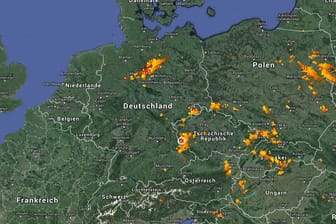 Die Internetseite "LightningMaps" zeigt Gewitterblitze in Echtzeit an.