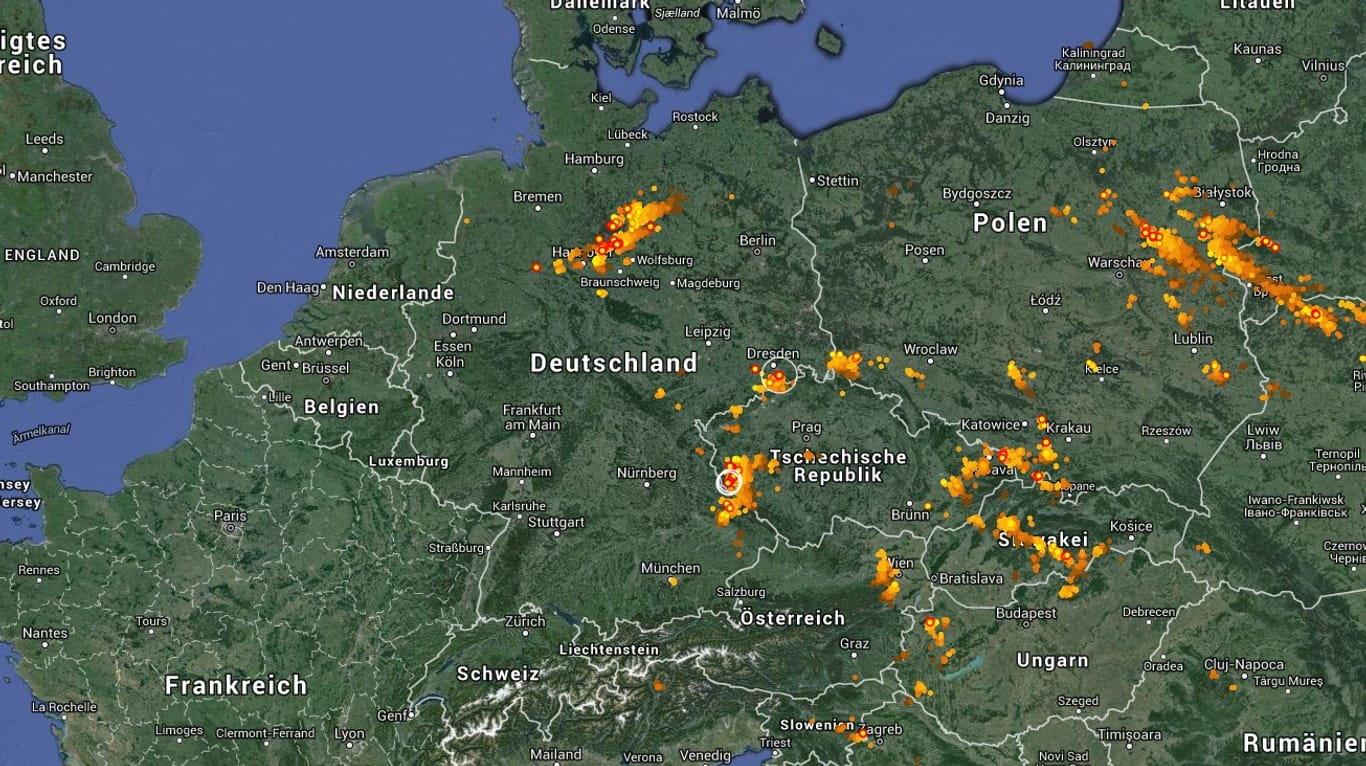 Die Internetseite "LightningMaps" zeigt Gewitterblitze in Echtzeit an.