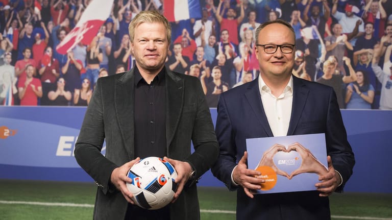 Der doppelte Oliver: Oliver Welke und der ehemalige Nationaltorhüter Oliver Kahn als Fußballexperte analysieren für das ZDF die Spiele der EM 2016.