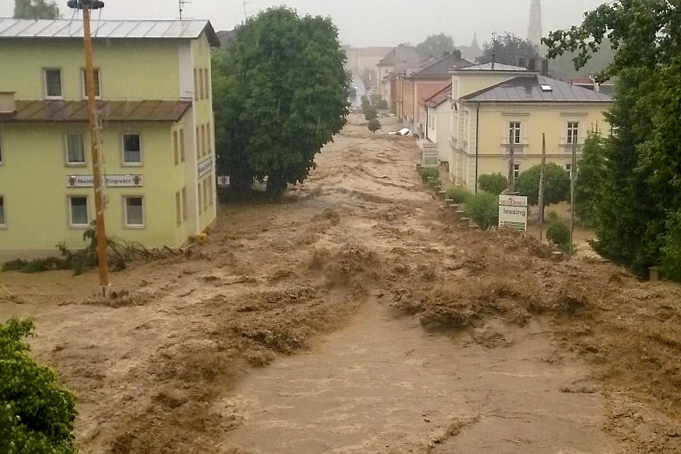 Wassermassen wälzen sich durch den niederbayerischen Ort Simbach.