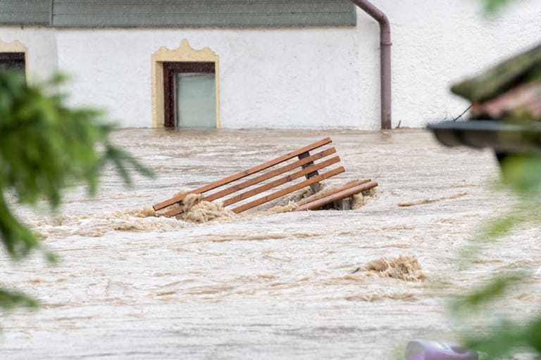 Starke Regenfälle haben zu heftigen Überschwemmungen im Landkreis Rottal-Inn in Niederbayern geführt.