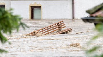 Starke Regenfälle haben zu heftigen Überschwemmungen im Landkreis Rottal-Inn in Niederbayern geführt.
