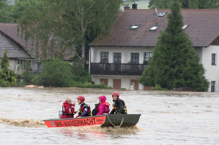 Besonders stark betroffen ist der Ort Triftern. Er ist von der Außenwelt abgeschnitten, weil alle Brücken überschwemmt sind. Eingeschlossene Menschen müssen von den Einsatzkräften gerettet werden.