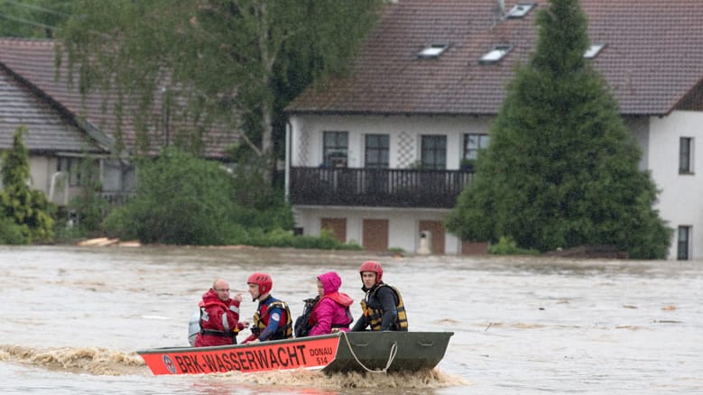 Besonders stark betroffen ist der Ort Triftern. Er ist von der Außenwelt abgeschnitten, weil alle Brücken überschwemmt sind. Eingeschlossene Menschen müssen von den Einsatzkräften gerettet werden.