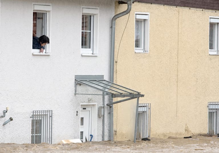 Am späten Mittwochabend die traurige Meldung: Drei Leichen wurden in Simbach am Inn von Tauchern geborgen.