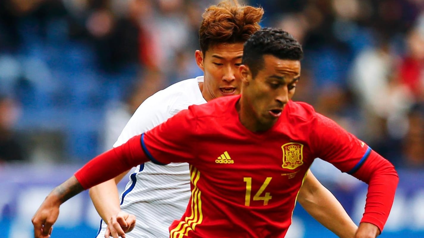 Spaniens Thiago Alcantara (re.) schirmt den Ball vor Südkoreas Heung-Min Son ab.