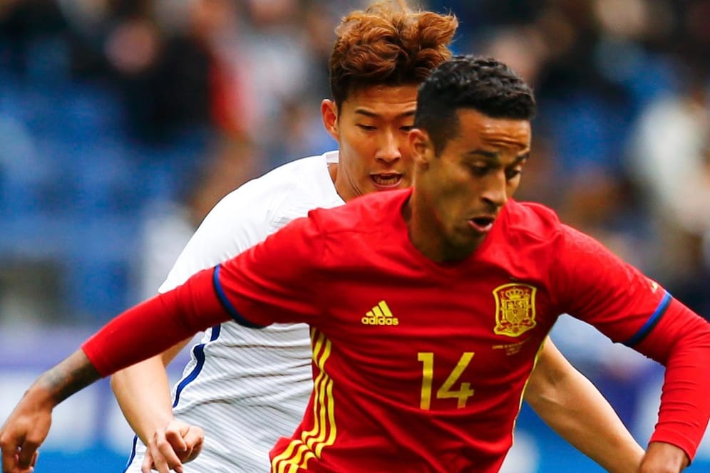 Spaniens Thiago Alcantara (re.) schirmt den Ball vor Südkoreas Heung-Min Son ab.