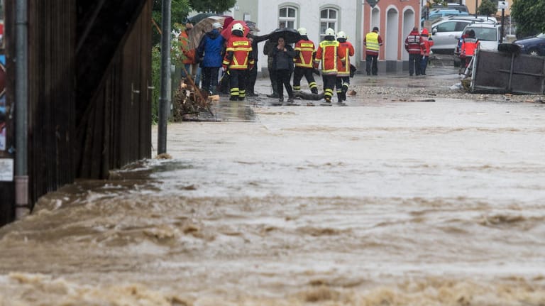Schwere Überschwemmungen im Ortskern von Triftern in Niederbayern.